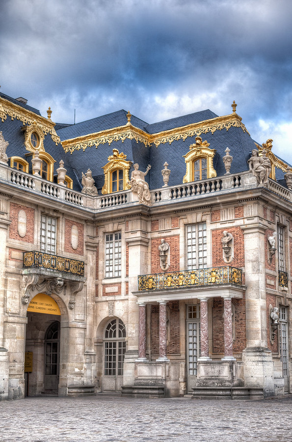 the-main-palace-at-versailles-900x900